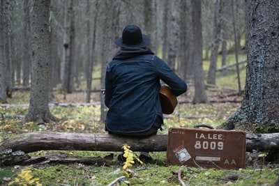 在森林里弹吉他的人